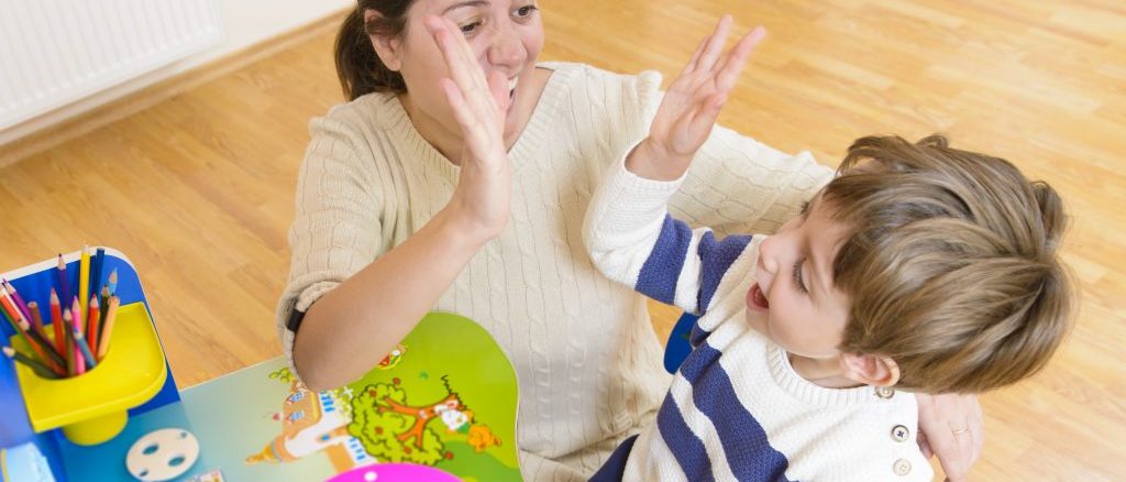 نمایش درمانی و بازی درمانی به کودکان کمک می کند احساسات خود را ابراز کنند